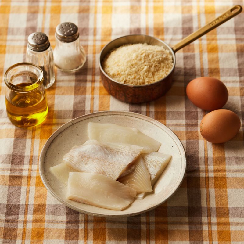 가자미 커틀릿을 위한 재료 이미지로 가자미 필렛,달걀물,밀가루,빵가루,식용유 등으로 구성 되어있습니다.