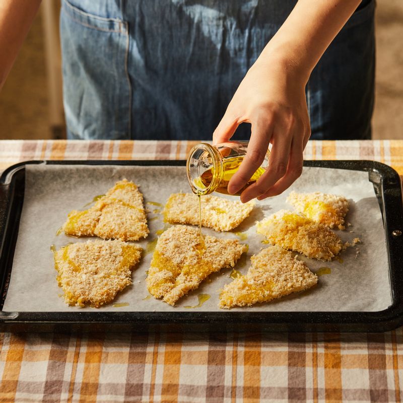 법랑 접시에 종이 호일을 깔고 가자미를 올린 후 식용유를 골고루 뿌려 3단에 넣고 광파오븐 자동 요리<에어프라이>에서 <두부 강정>을 선택해 시작해주세요. 10분이 지났을 때 가지미 윗면이 노릇해지면 뒤집어 익혀주세요.
(tip."오븐에 전송" 버튼으로 조리하면 가자미를 뒤집어야 할 시간에 멜로디가 울려요. 멜로디가 울리면 오븐을 열어 5분 내로 가자미를 뒤집은 후 시작버튼을 누르면 연속 조리됩니다.)