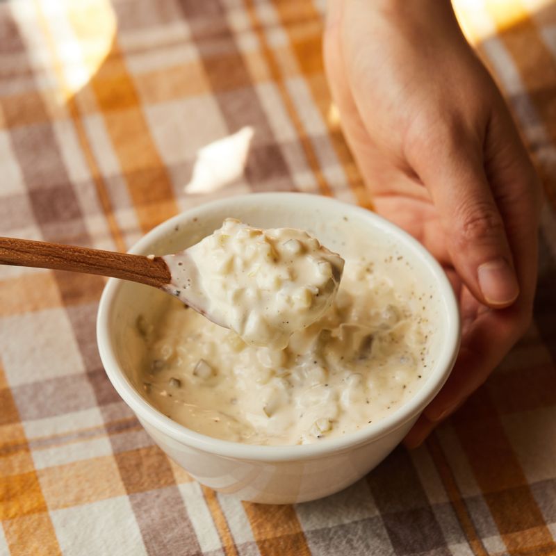 볼에 타르타르 소스 재료를 넣고 섞어주세요.