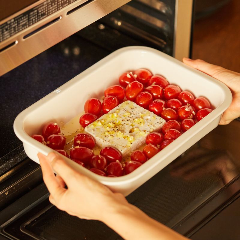 법랑 접시에 내열 용기를 올려 1단에 넣어주세요. 광파오븐 수동 요리 <오븐>에서 190도로 20분간 구워주세요.