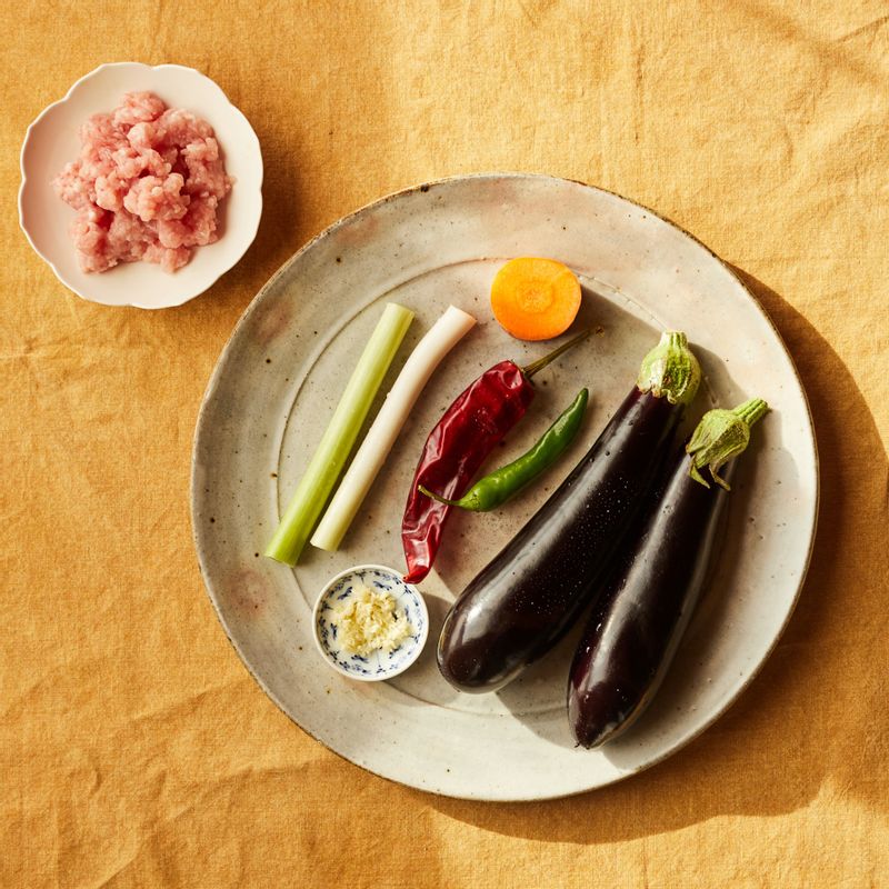 칠리 가지탕수을 위한 재료 이미지로 가지,다진 돼지고기,청양고추,건고추,마늘 등으로 구성 되어있습니다.