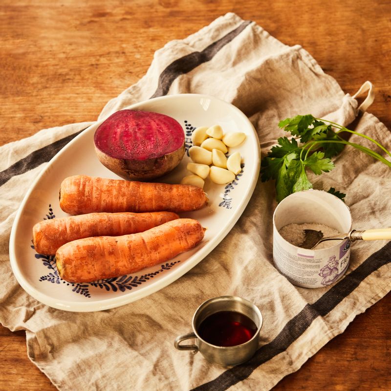 뿌리채소구이을 위한 재료 이미지로 당근,비트,마늘,올리브유,메이플시럽 등으로 구성 되어있습니다.