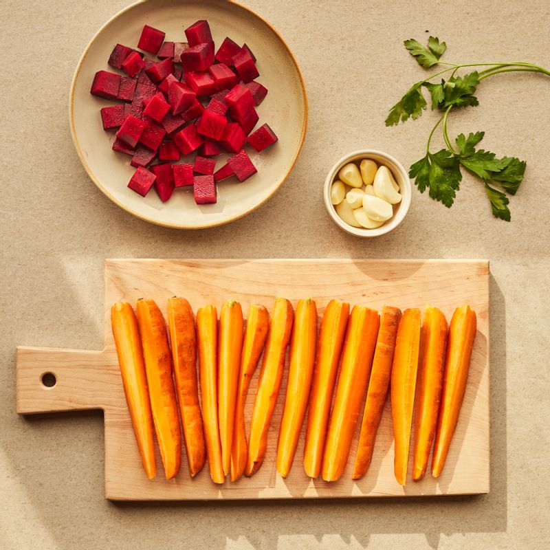 깨끗이 씻은 당근은 반으로 자른 후 길게 3~4등분 해주세요. 비트는 사방 1~2cm 크기로 깍둑 썰어주세요.
