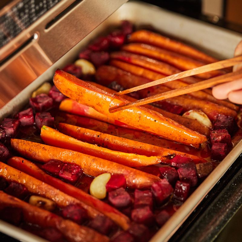 법랑 접시에 석쇠를 놓고 내열용기를 올린 후 3단에 넣고 광파오븐 수동 요리 <구이>에서 30분 설정 후 시작해주세요. 15분이 지났을 때 채소들을 뒤집고 계속 조리해주세요.
(tip."오븐에 전송" 버튼으로 조리하면 채소를 뒤집어야 할 시간에 멜로디가 울려요. 멜로디가 울리면 오븐을 열어 5분 내로 채소를 뒤집은 후 시작버튼을 누르면 연속 조리됩니다.)