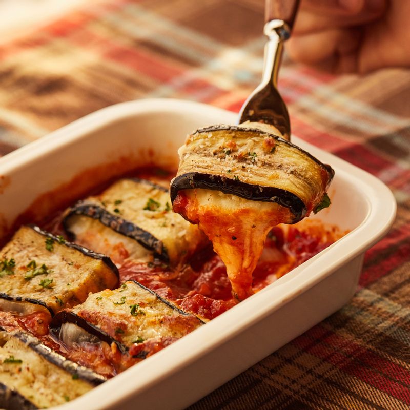 완성된 가지그라탕에 다진 파슬리를 뿌려 맛있게 즐겨주세요.