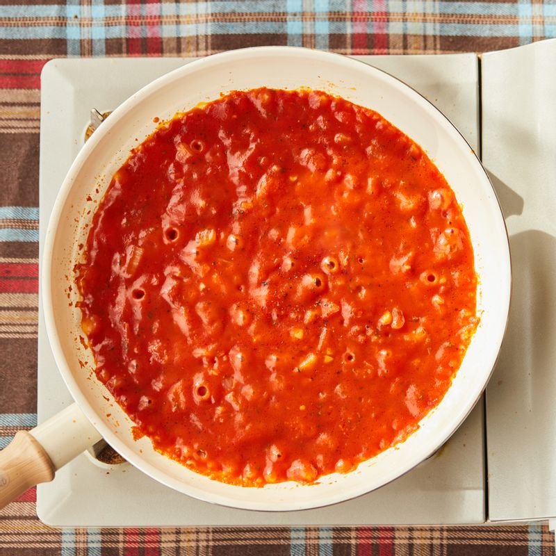 팬에 올리브오일을 두르고 다진 양파와 마늘을 볶다가 토마토소스를 넣어 2분간 저어가며 끓여주세요.