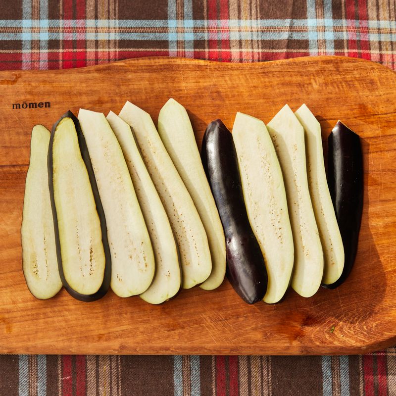 가지는 0.5cm~ 1cm 두께의 모양대로 도톰하게 슬라이스 해주세요.