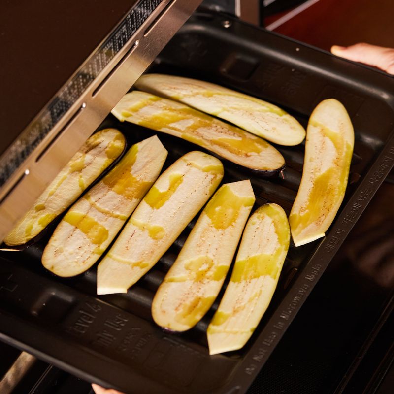 구이 전용 팬에 가지를 올리고 소금과 후추를 뿌린 뒤 올리브오일을 둘러 4단에 넣고 광파오븐 수동 요리 <구이>에서 10분간 구워주세요.