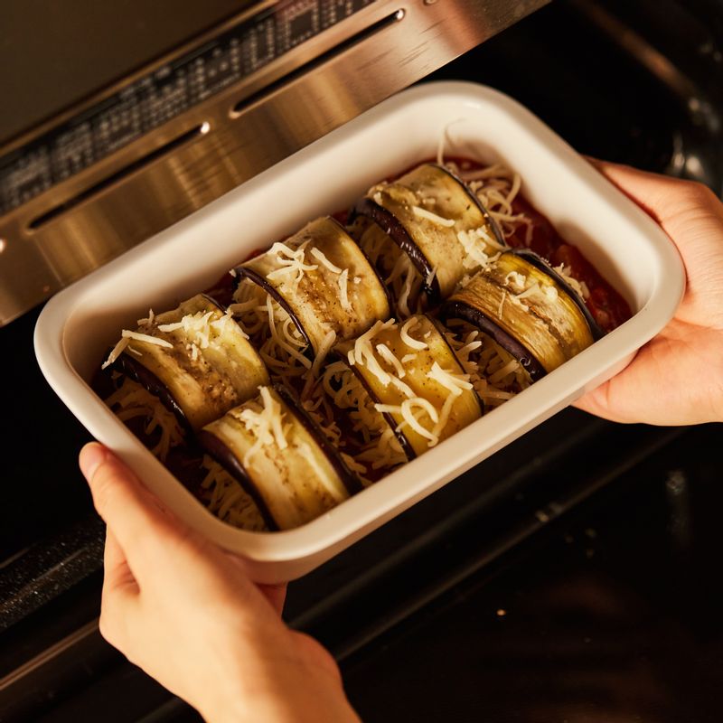 법랑 접시 위에 내열 용기를 올려 1단에 넣고 광파오븐 수동 요리 <오븐>에서 200도로 8분간 구워주세요.
(tip."오븐에 전송"버튼을 누르면 간단하게 설정할 수 있어요.)