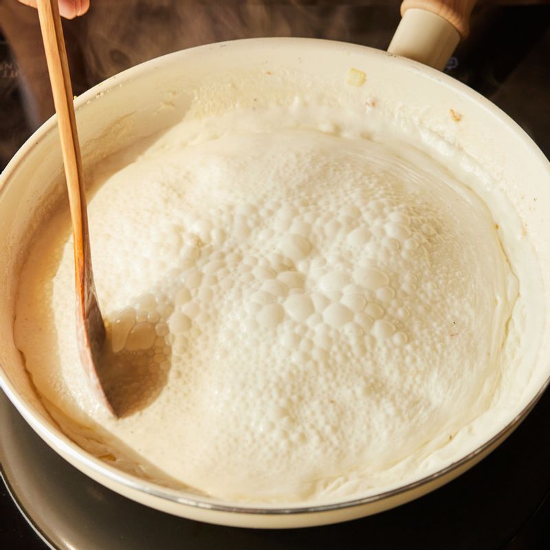 마늘과 양파를 볶은 팬에 생크림을 붓고 소금, 후춧가루를 뿌려 5분간 약불에서 저어가며 끓여주세요.