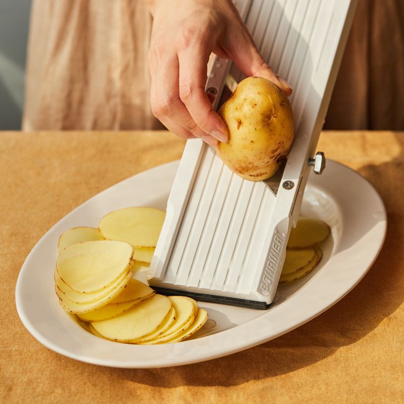 깨끗이 씻은 감자는 슬라이서로 얇게 썰어주세요. 양파와 마늘은 다져주세요.