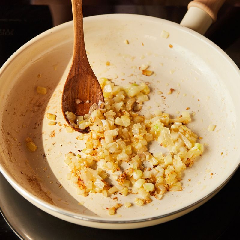 팬에 버터 1큰술과 마늘과 양파를 넣어 볶은 후 내열 용기에 덜어주세요.