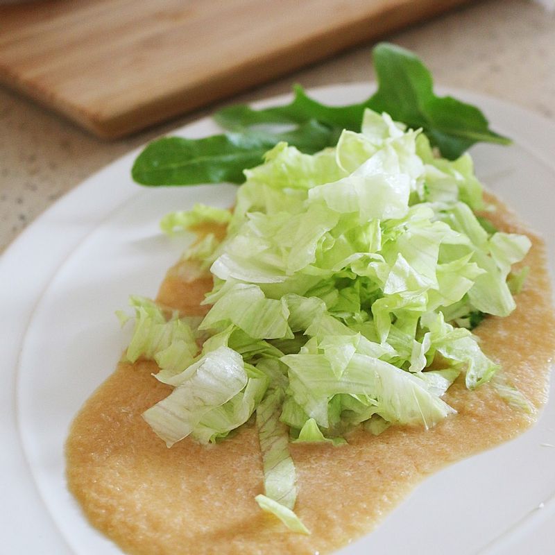 드레싱 재료는 믹서에 갈아 냉장 보관해주세요.
그릇에 드레싱을 뿌리고 양상추를 깔아줍니다.