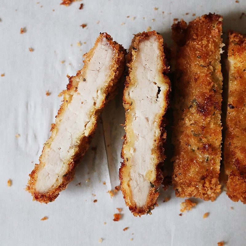 팬에 식용유를 넉넉히 두르고 170도로 달군 후 돈가스를 앞뒤로 노릇하게 튀겨 먹기 좋게 잘라주세요.