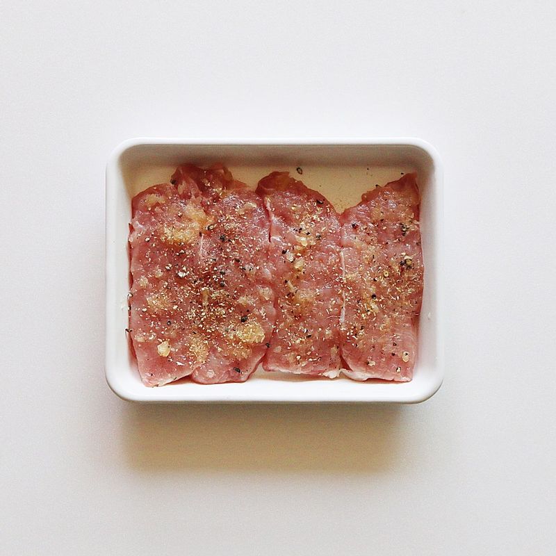 돼지고기에 칼로 칼집을 넣은 후 밑간 재료에 30분간 재웁니다. 돼지고기는 고기망치로 두들기거나 칼집이 들어간 상태로 구입하면 좋아요.