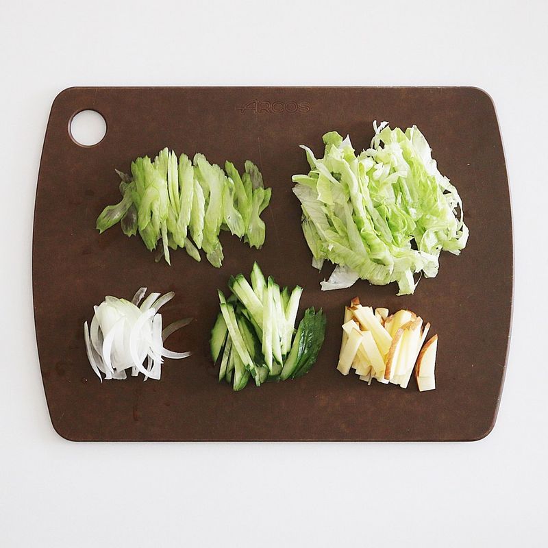 어린잎채소는 물에 가볍게 씻어 물기를 빼두고 오이, 양파, 양상추, 셀러리, 사과는 채 썰어주세요. 양파는 찬물에 20분간 담갔다가 물기를 제거합니다.