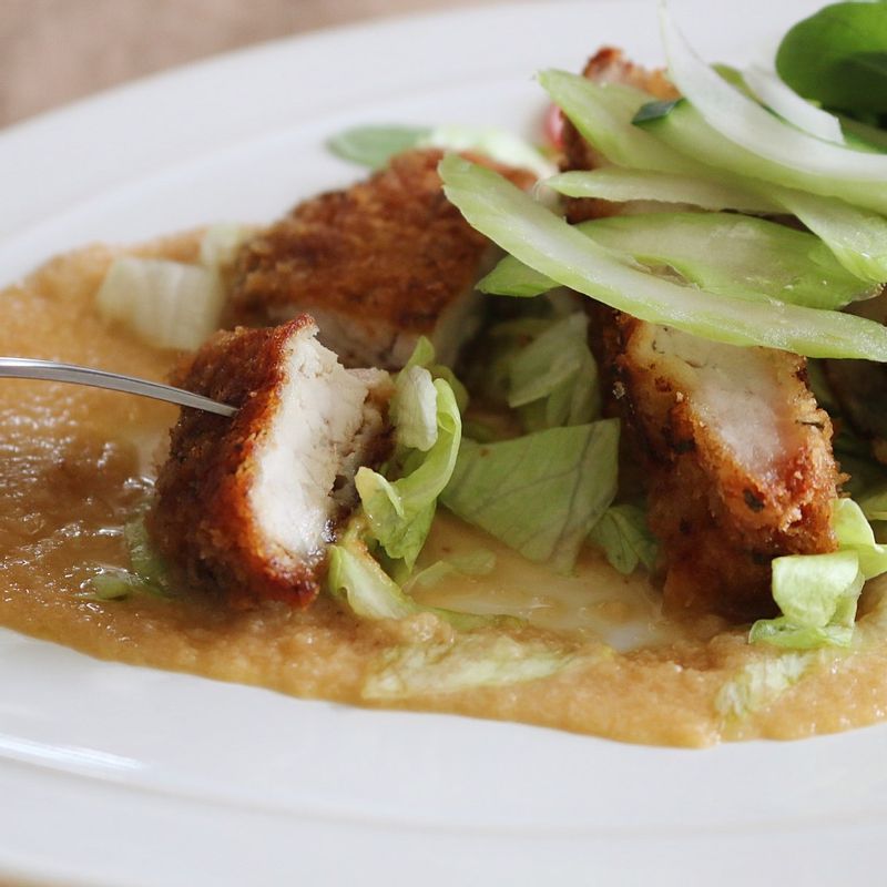 돈가스와 나머지 채소, 과일을 골고루 올려 마무리해주세요.