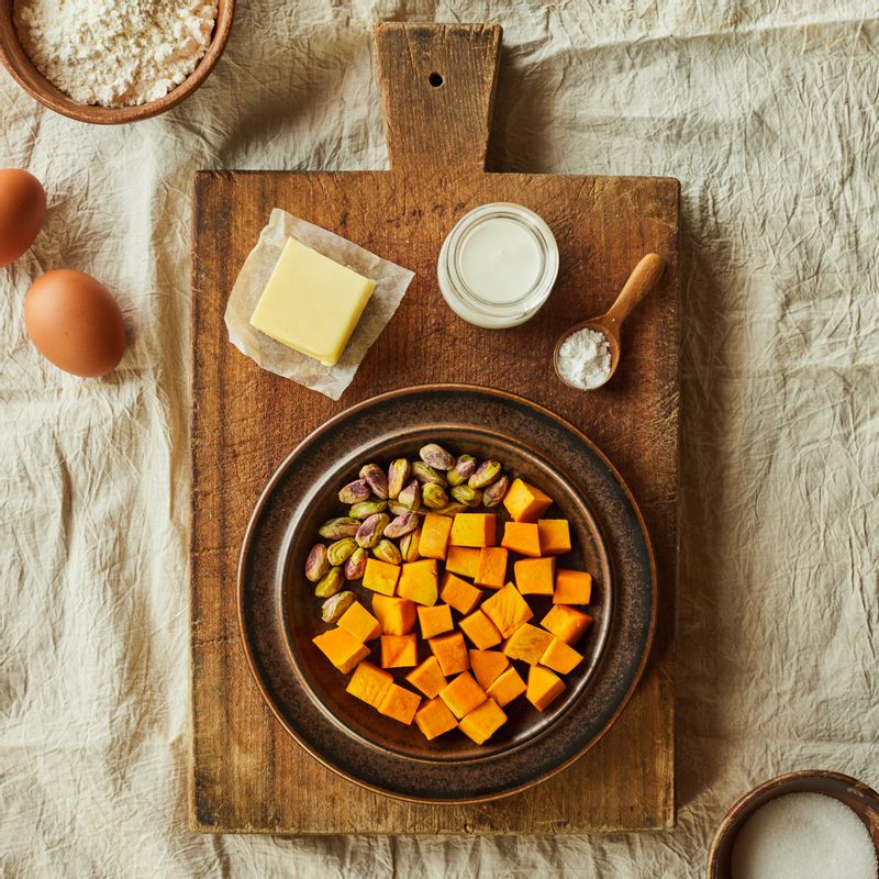 단호박 파운드케이크을 위한 재료 이미지로 박력분,단호박 큐브 (1x1cm),생크림,상온 버터,설탕 등으로 구성 되어있습니다.