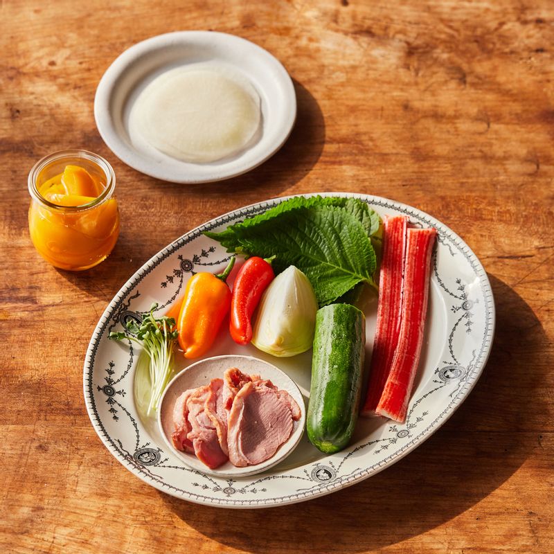 훈제오리 무쌈말이을 위한 재료 이미지로 훈제오리,쌈무,오이,크래미 맛살,파프리카(빨강, 주황) 등으로 구성 되어있습니다.