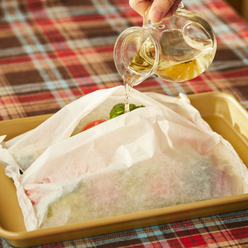 종이호일의 가장자리를 접어 밀봉하다가 마지막에 화이트 와인을 붓고 완전히 밀봉해주세요.