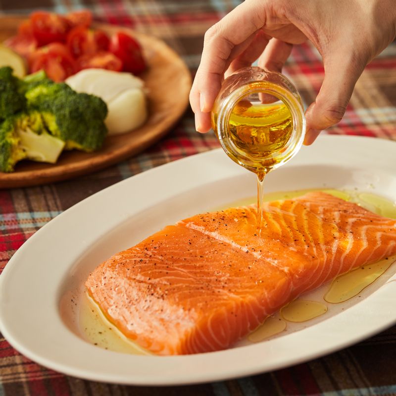 연어에 밑간 재료를 뿌려 10분 정도 마리네이드 해 주세요.