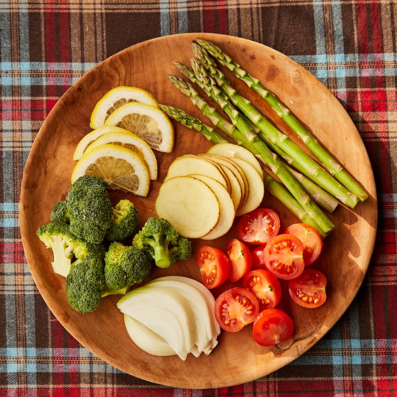 아스파라거스는 밑동을 잘라내고 브로콜리는 먹기 좋은 크기로 잘라주세요. 방울토마토는 반으로 자르고 양파는 채를 썰어주세요. 깨끗이 씻은 감자와 레몬은 껍질째 얇게 슬라이스해주세요.
(tip.감자가 잘 익지 않을 수 있으니 최대한 얇게 썰어주세요.)