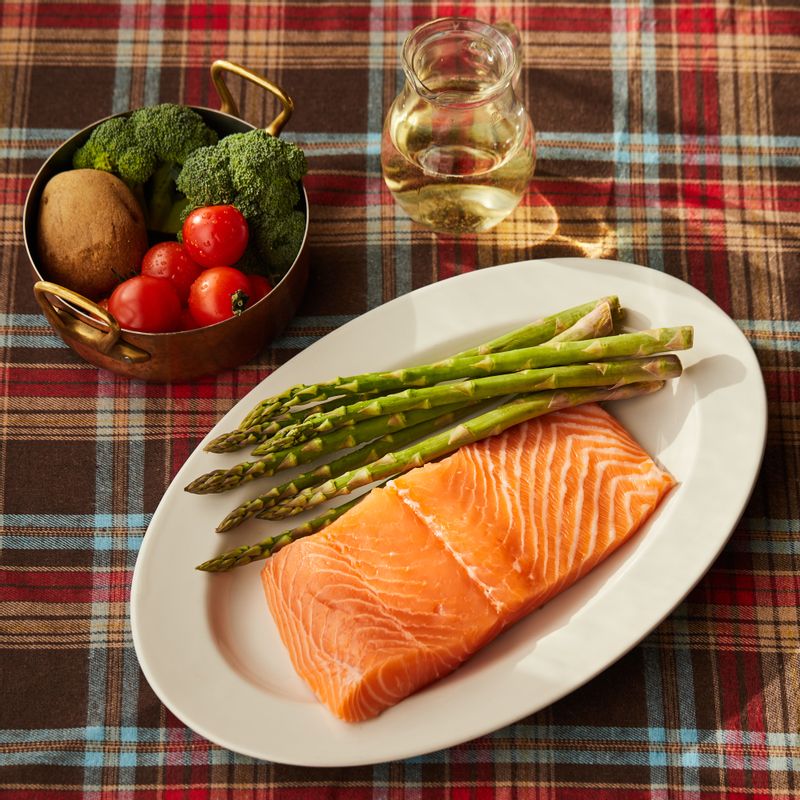 연어 빠삐요뜨을 위한 재료 이미지로 연어,아스파라거스,양파,브로콜리,감자 등으로 구성 되어있습니다.