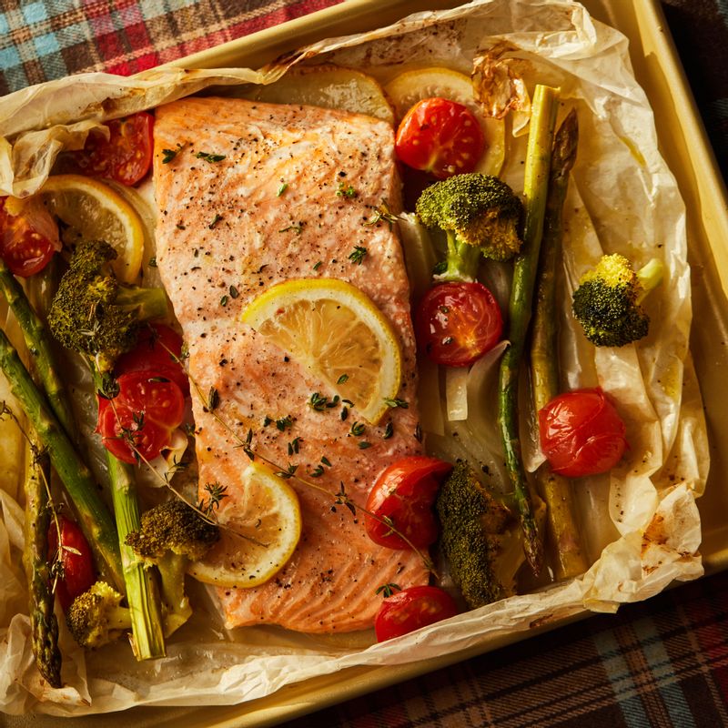 연어와 야채를 함께 곁들여 맛있게 즐겨주세요.