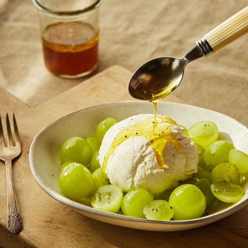 접시에 그릭요거트와 청포도를 올리고 드레싱을 뿌려 맛있게 즐겨주세요.