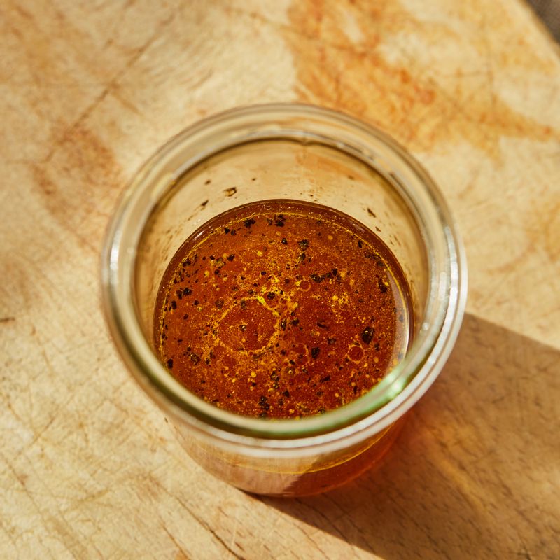 볼에 화이트발사믹, 메이플시럽, 올리브오일, 소금, 후춧가루를 넣고 잘 섞어 드레싱을 완성해주세요.