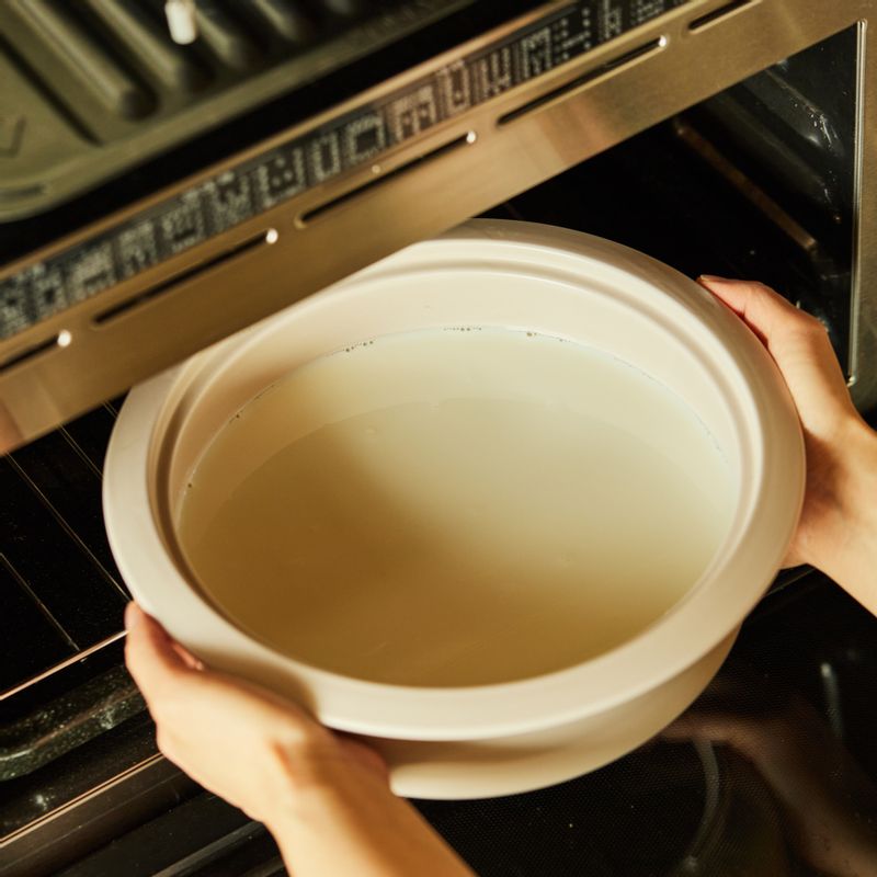 우유는 미지근하게 40°C 정도로 데워주세요.
(tip.<수동요리 레인지> 기능으로 데우거나 중탕하여 데워주세요.)