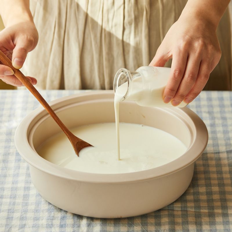 소독한 내열 용기에 우유와 유산균음료를 넣고 잘 저어주세요.
(tip."유산균 음료는 농후발효유를 사용하세요.
우유와 유산균음료는 실온에 1시간가량 꺼내두면 더욱 발효가 잘돼요.")
