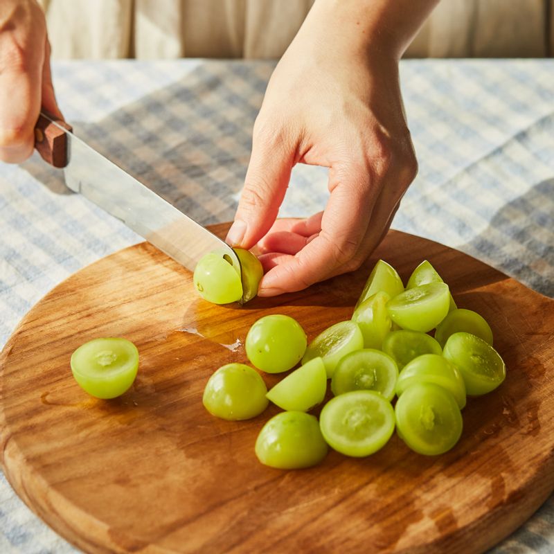 깨끗이 씻은 청포도는 반으로 잘라주세요.
(tip.기호에 따라 복숭아, 딸기, 망고, 무화과 등의 과일을 응용해도 좋아요.)