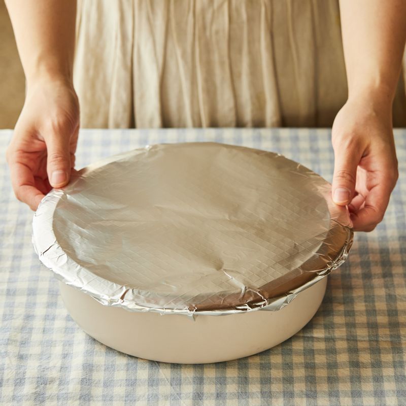 용기에 뚜껑이나 알루미늄 포일을 씌워 법랑 접시에 놓고 1단에 넣어주세요.