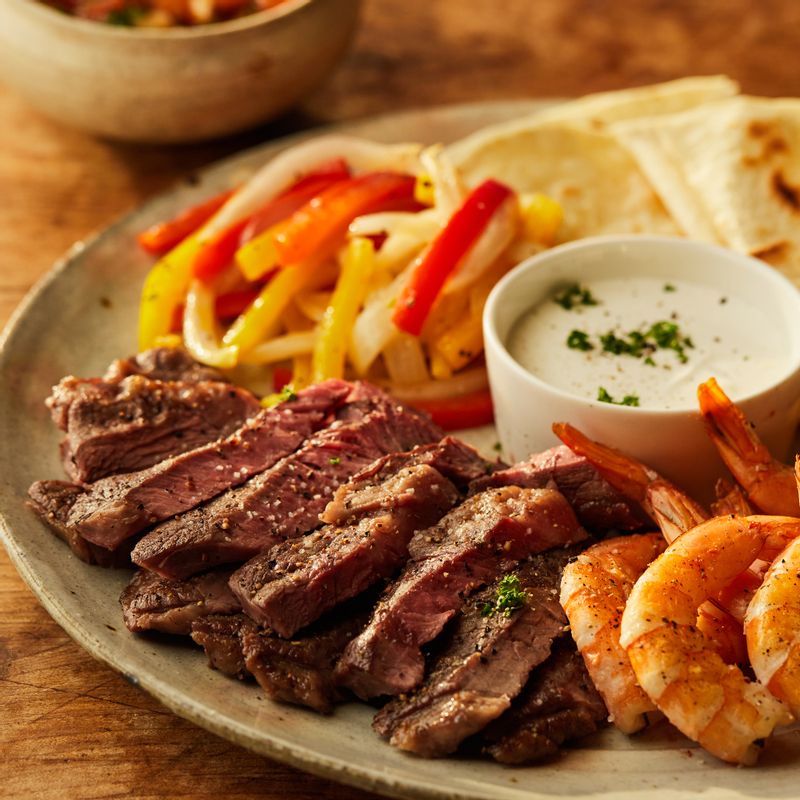 구운 쇠고기는 먹기 좋게 썰고, 쇠고기, 새우, 채소, 소스를 접시에 담아주세요.