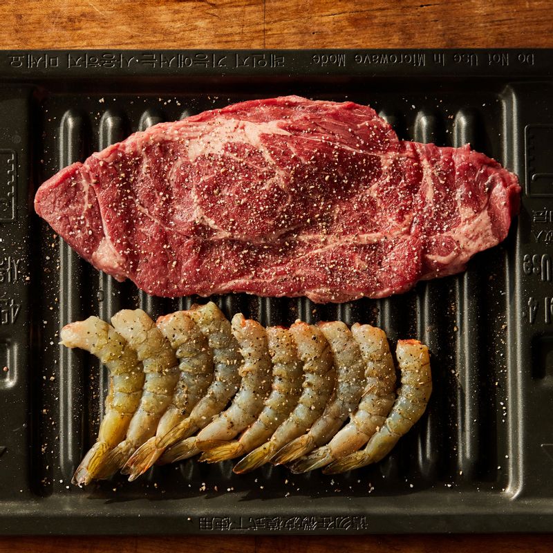 새우는 꼬리부분을 제외한 부분의 껍질과 머리를 제거하고, 쇠고기는 키친 타올에 올려 핏물을 제거해주세요. 구이 전용 팬에 새우와 쇠고기를 올려 소금, 후춧가루를 뿌려 밑간을 해주세요.
(tip.쇠고기는 두께 1.5cm 미만 등심을 추천드려요.)