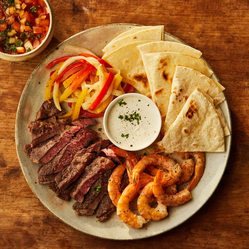 토르티야에 재료를 올려 소스와 함께 맛있게 즐겨주세요.