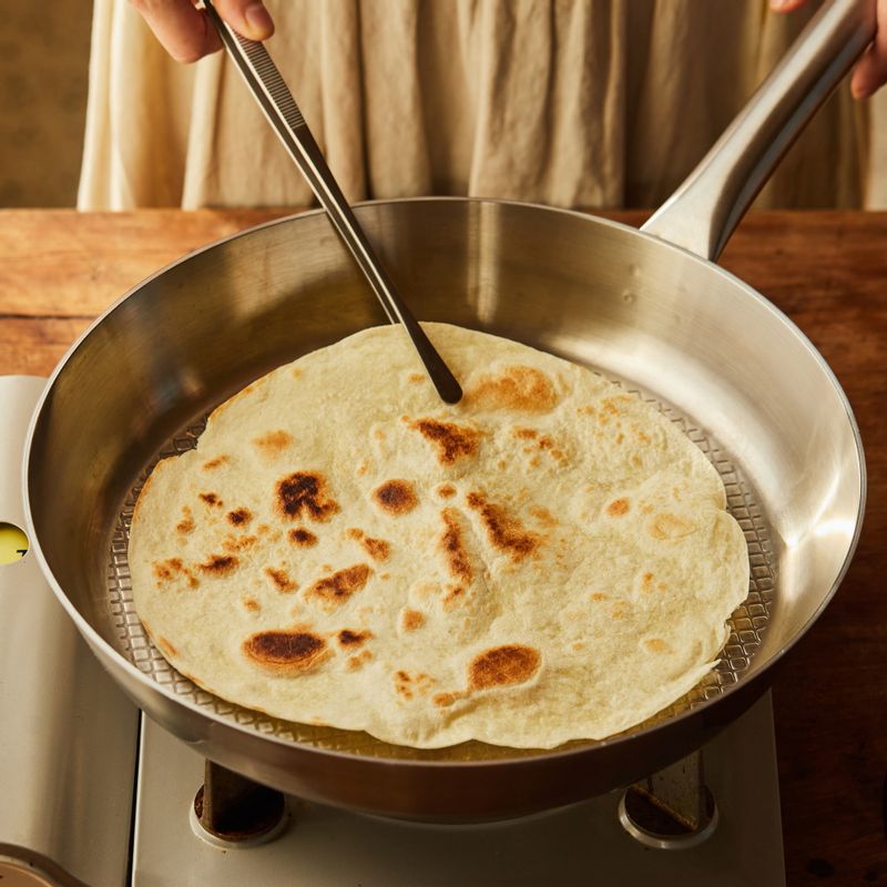 달군 팬에 토르티야를 올려 앞뒤로 1분씩 구워주세요.