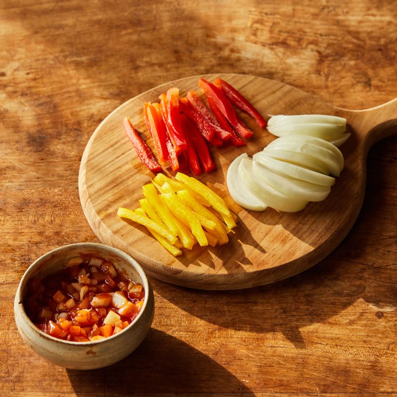 양파와 빨강, 노랑 파프리카는 굵게 채 썰어주세요. 살사소스 재료의 양파와 토마토는 잘게 다진 후 살사소스 재료와 섞어주세요.