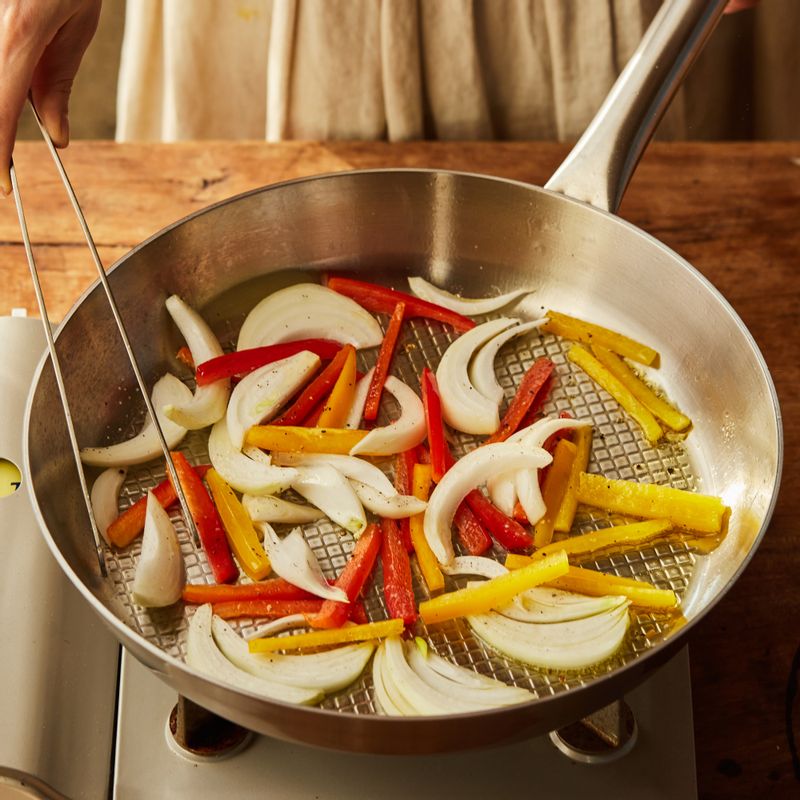 토르티야를 구운 팬에 올리브오일을 두른 후 채 썬 야채를 넣고 약간의 소금과 후춧가루로 밑간해 볶아주세요.