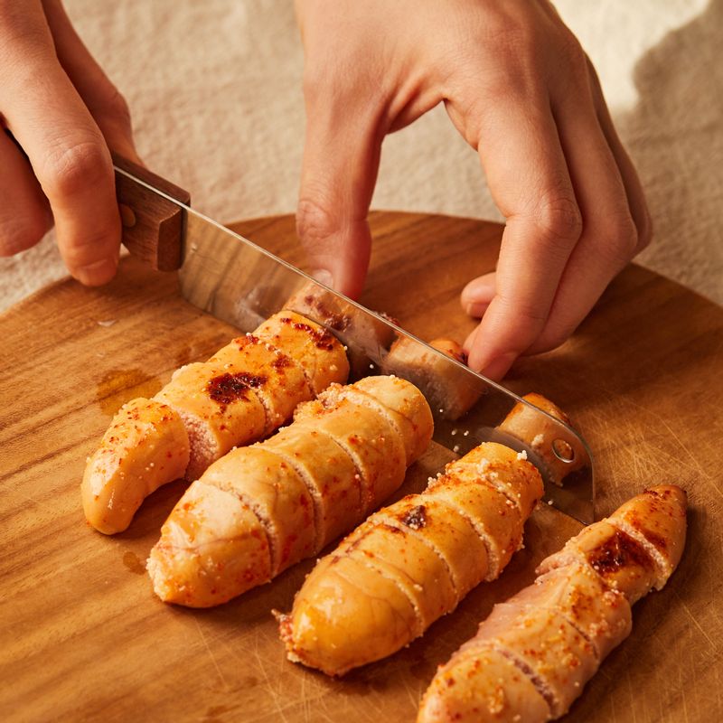 구운 명란은 한 김 식힌 후 먹기 좋게 썰어주세요.