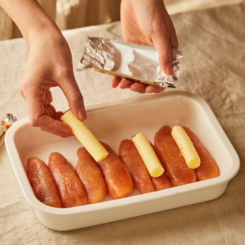 내열 용기에 명란을 올리고 명란 사이에 버터를 올려주세요.
(tip.라콩비에트 버터 대신 일반 버터 60g을 써도 좋아요.)