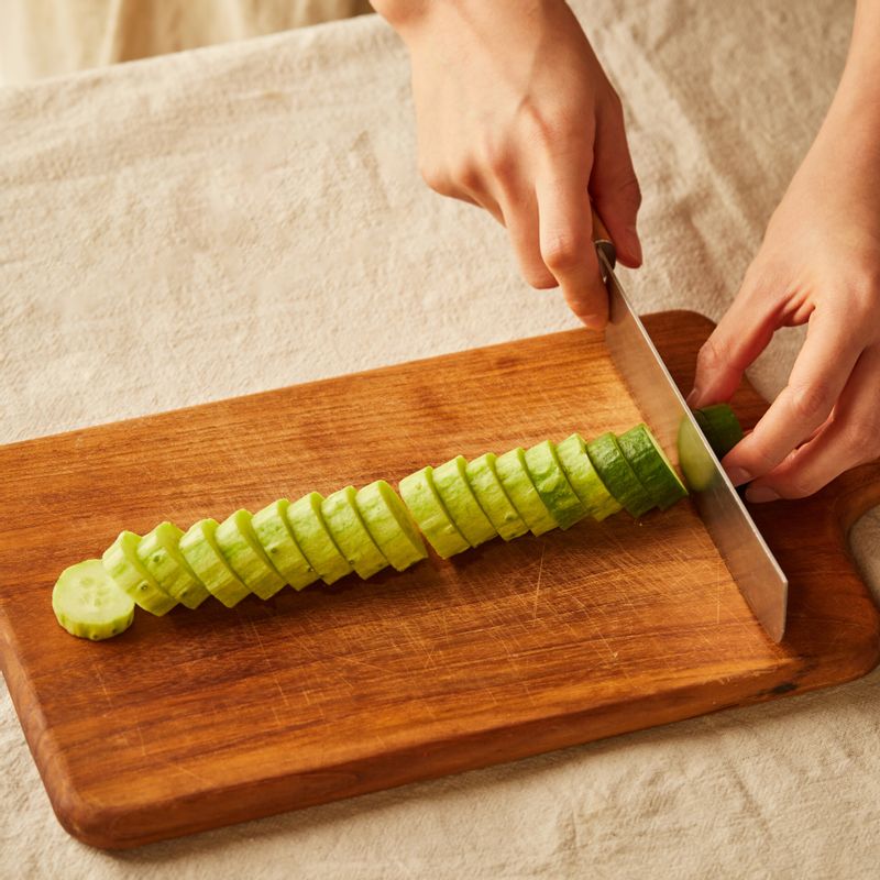 깨끗이 씻은 오이는 먹기 좋은 두께로 슬라이스 해주세요.