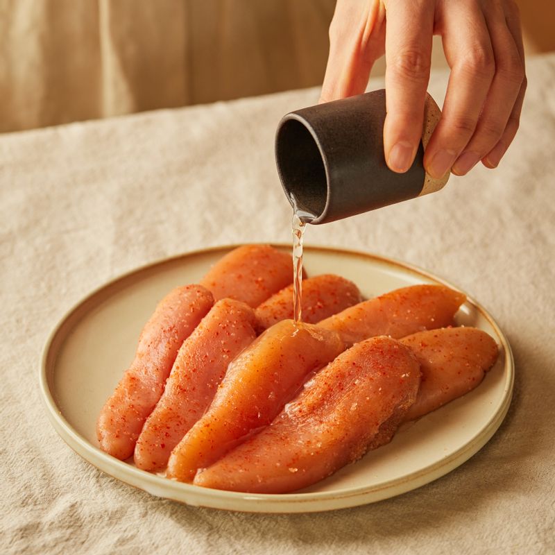 명란에 맛술을 뿌려 10분간 밑간해주세요.
(tip.냉동 명란은 실온에서 20~30분 정도 자연 해동한 후 사용해주세요. 저염 명란이 아닌 경우 물에 헹궈 짠맛을 빼고 사용해주세요.)