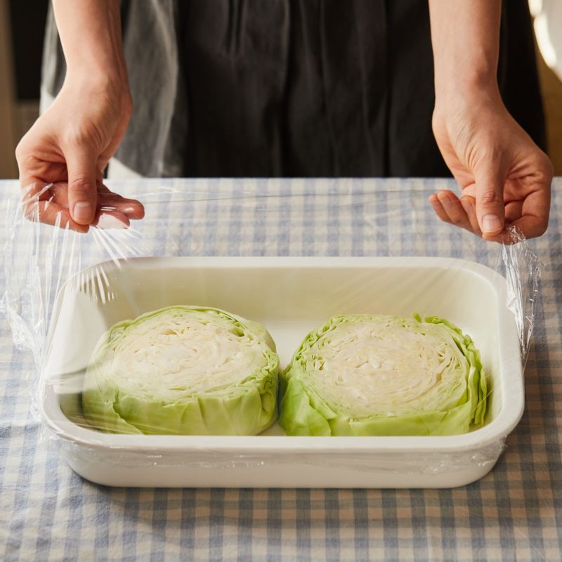 깨끗이 씻은 양배추는 3cm 두께로 자른 후 내열 용기에 담고 랩을 씌워주세요.