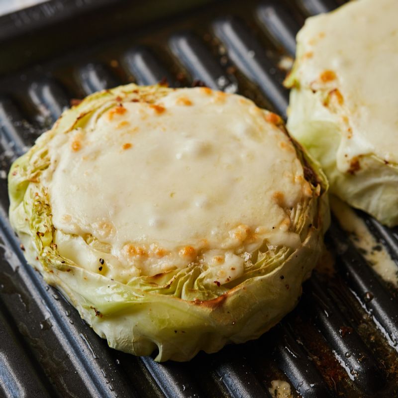 양배추를 접시에 담고 다진 파슬리를 뿌려 맛있게 즐겨주세요.
(tip.구운 소시지나 베이컨을 곁들여도 좋아요)