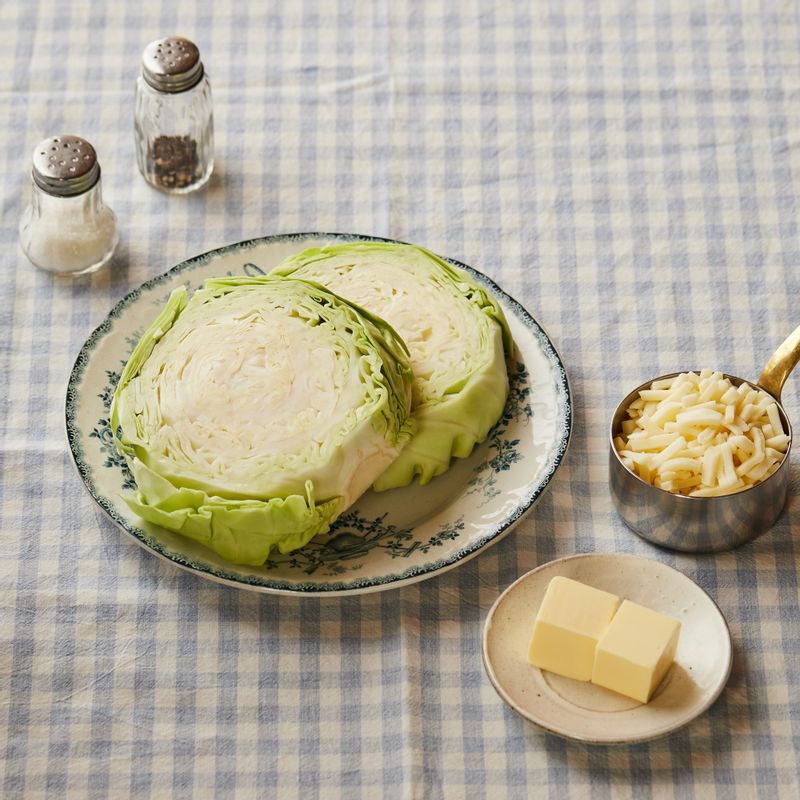 양배추 스테이크을 위한 재료 이미지로 양배추,슈레드모짜렐라치즈,가염 버터,후춧가루,다진 파슬리 등으로 구성 되어있습니다.