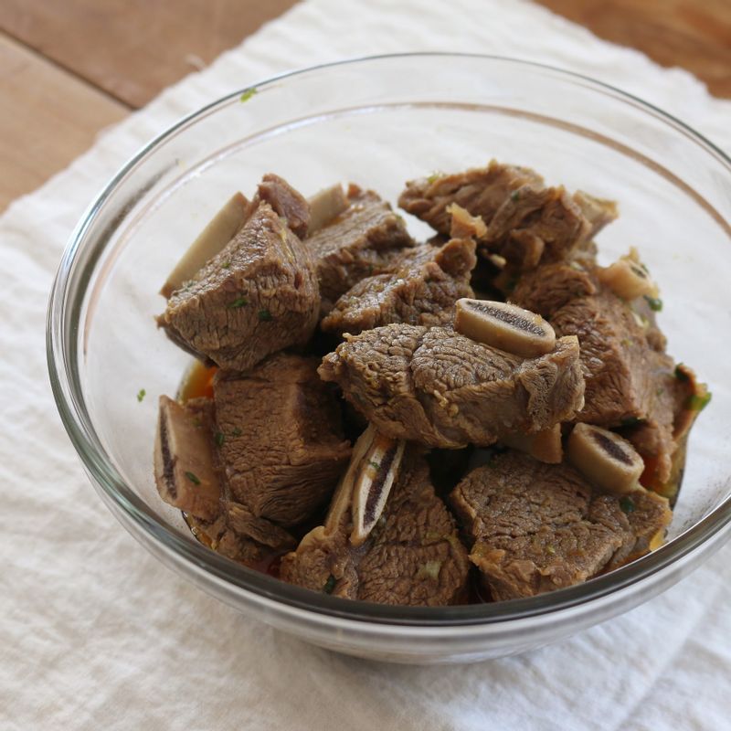 갈비 삶은 국물은 체에 걸러두고 고기는 결 반대 방향으로 칼집을 넣습니다. 양념 재료를 잘 섞은 후 갈비를 양념에 30분 이상 재워주세요.