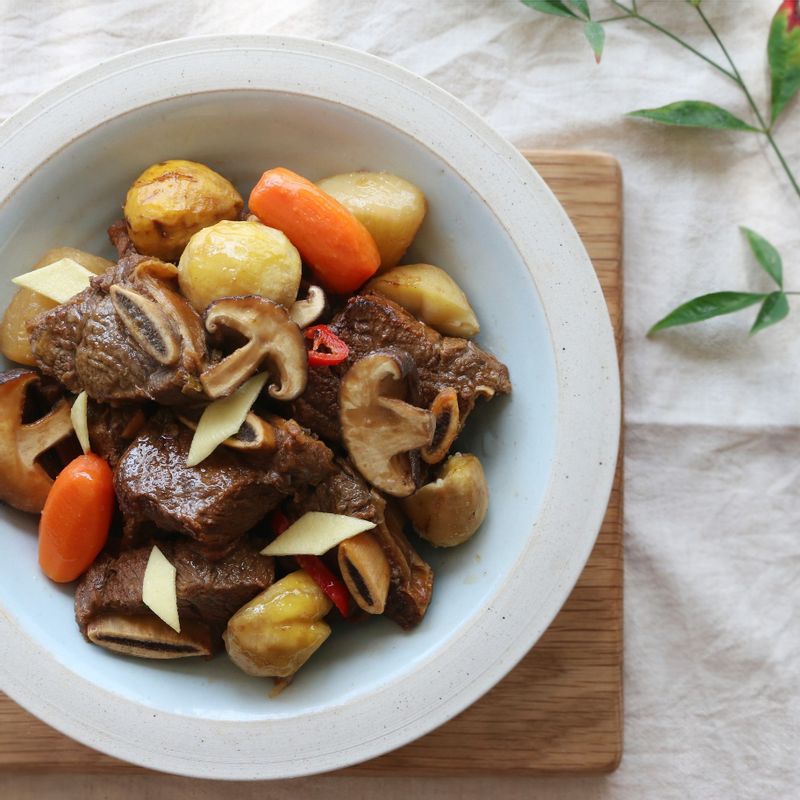 참기름을 약간 뿌려 마무리해주세요.