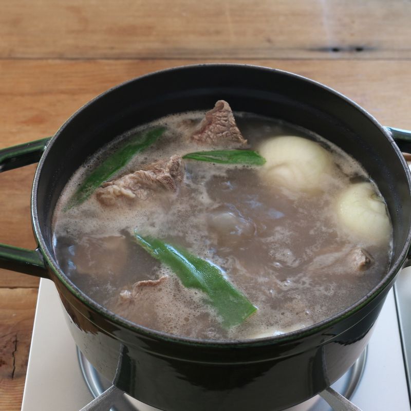냄비에 핏물을 빼고 살짝 데친 갈비와 큼직하게 썬 양파, 대파, 물 10컵을 넣고 센불에서 1시간 이상 삶습니다.
(갈비는 30분간 찬물에 담가 핏물을 빼고 끓는 물에 살짝 데친 후 찬물에 헹궈 준비해주세요.)